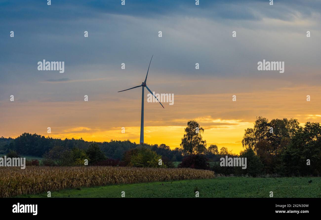 Eine Windkraftanlage im herbstlichen Sonnenuntergang. (Hebertshausen, Deutschland, 10.10.2022) Foto Stock