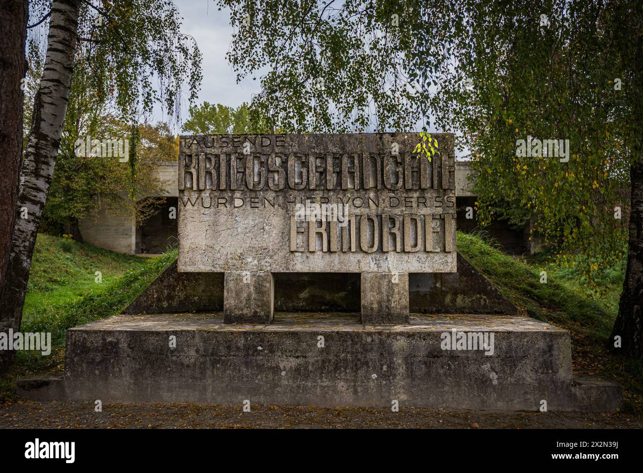 Seit den 1960er Jahren ist der ehemalige SS-Schiessplatz Hebertshausen eine Gedänksstätte. Er gehört zum KZ Dachau. VOR den Kugelfängen der Pistolensc Foto Stock