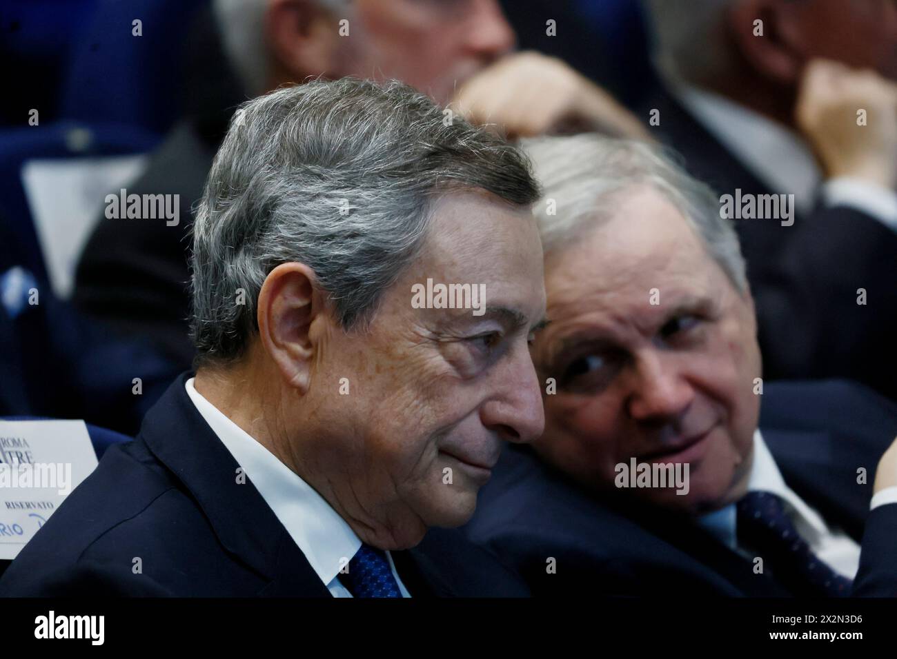 Mario Draghi Presidente della Banca centrale europea con Ignazio Visco ex Governatore dellal Banca D'Italia alla consegna della laurea Honoris causa a Fabio Panetta, Governatore della Banca d'Italia, presso l'Universit&#xe0; Roma tre - economia - Roma, Italia - Marted&#xec;, 23 aprile 2024 (foto Cecilia Fabiano/LaPresse) &#xa0; Mario Draghi presidente della Banca centrale europea alla consegna della laurea honoris causa a Fabio Panetta, Governatore della Banca d'Italia, presso l'Università Roma tre - economia - Roma, Italia - martedì 23 aprile 2024 (foto Cecilia Fabiano / Foto Stock