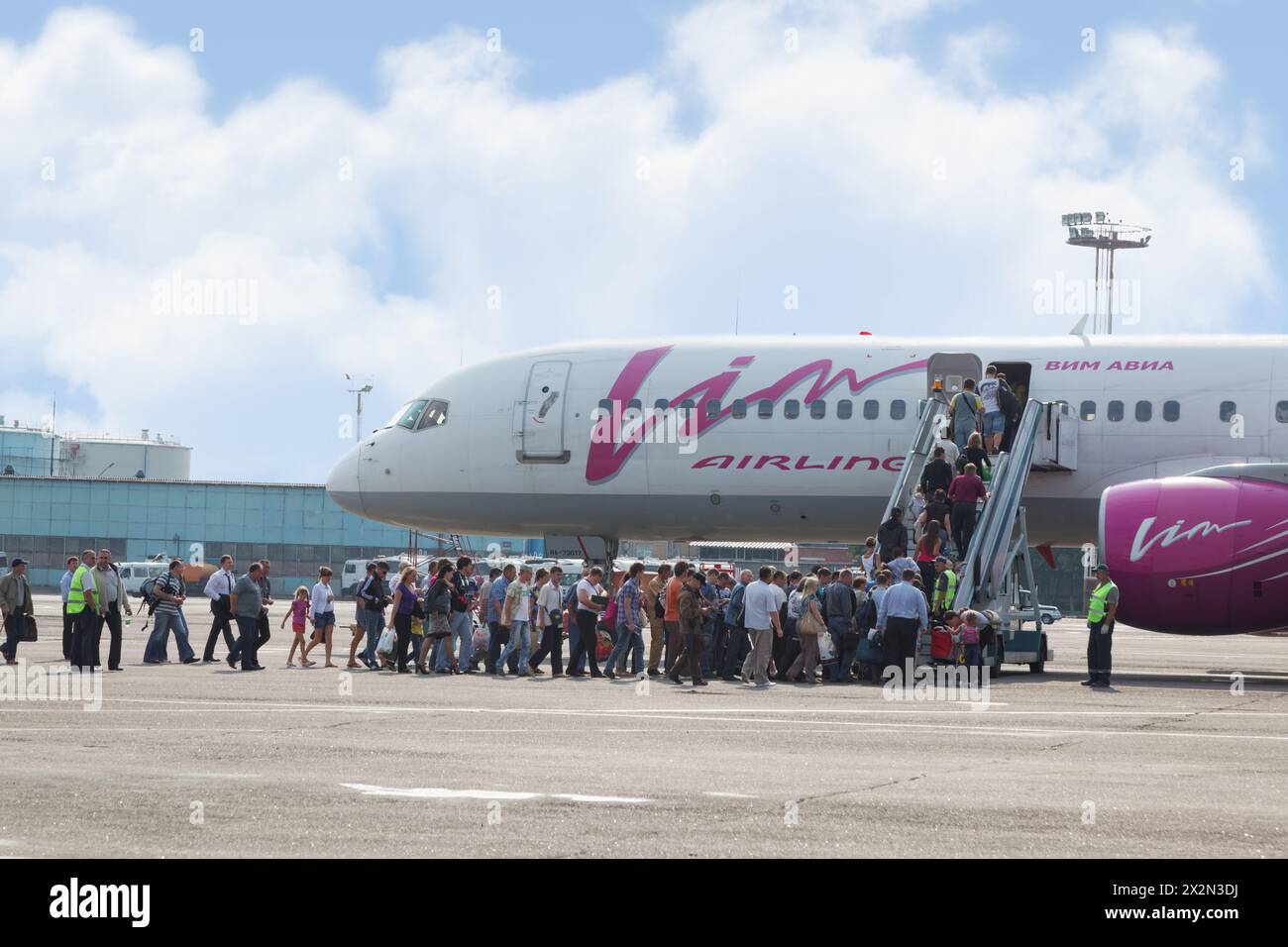 MOSCA - SEP 01 : passeggeri all'imbarco sull'aereo della compagnia aerea Vim Avia, 01 settembre 2011, Mosca, Russia. La compagnia aerea VIM-AVIA è stata creata dalla direzione generale Foto Stock