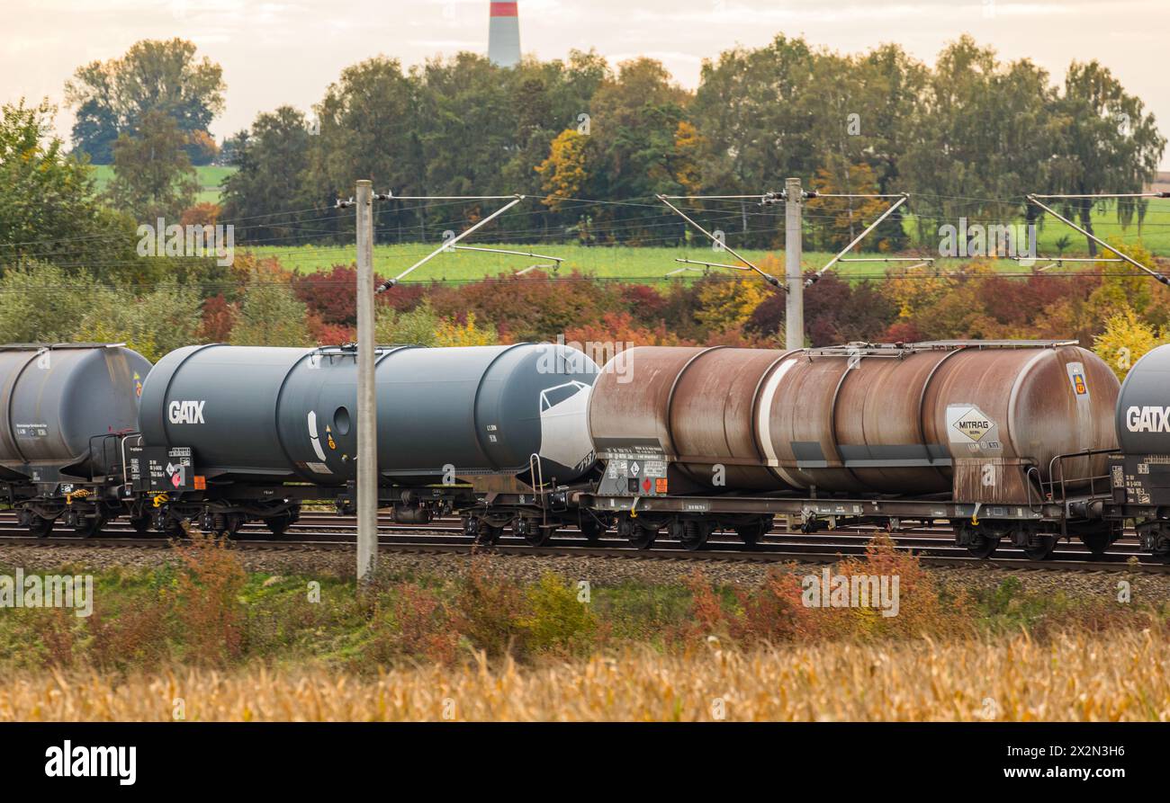 Kesselwagen an einem Güterzug auf der Bahnstrecke zwischen München und Nürnberg. (Hebertshausen, Deutschland, 10.10.2022) Foto Stock