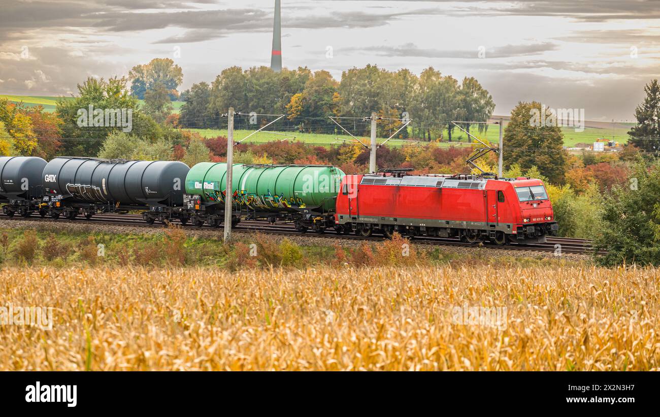 Ein Güterzug mit Kesselwagen und einer Bombardier Traxx F140 AC1 Lokomotive der Deutschen Bahn auf der Bahnstrecke zwischen München und Nürnberg. (HEB Foto Stock