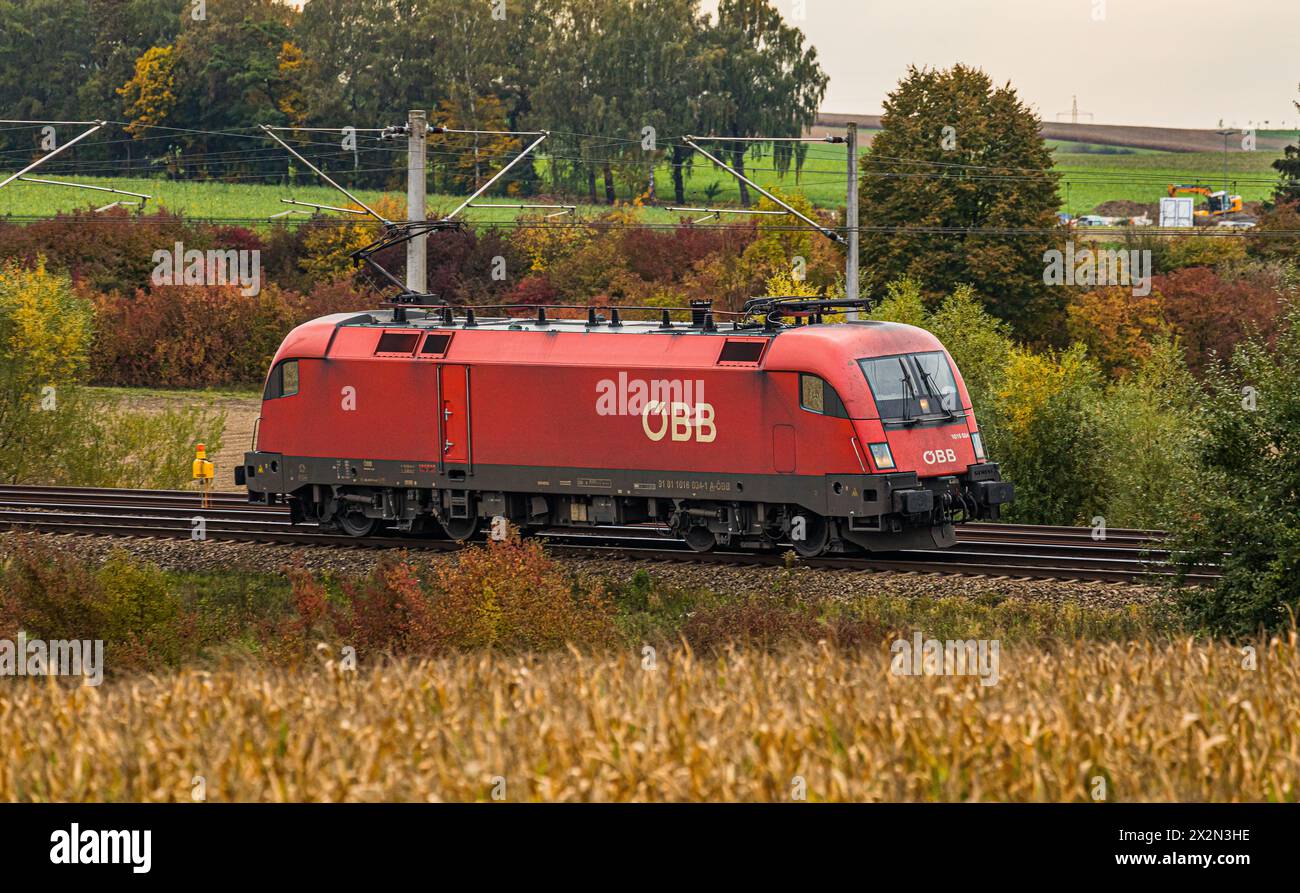 Eine Siemens ES64U2, auch bekannt als ÖBB Taurus, auf der Bahnstrecke München Richtung Nürnberg. (Hebertshausen, Deutschland, 10.10.2022) Foto Stock
