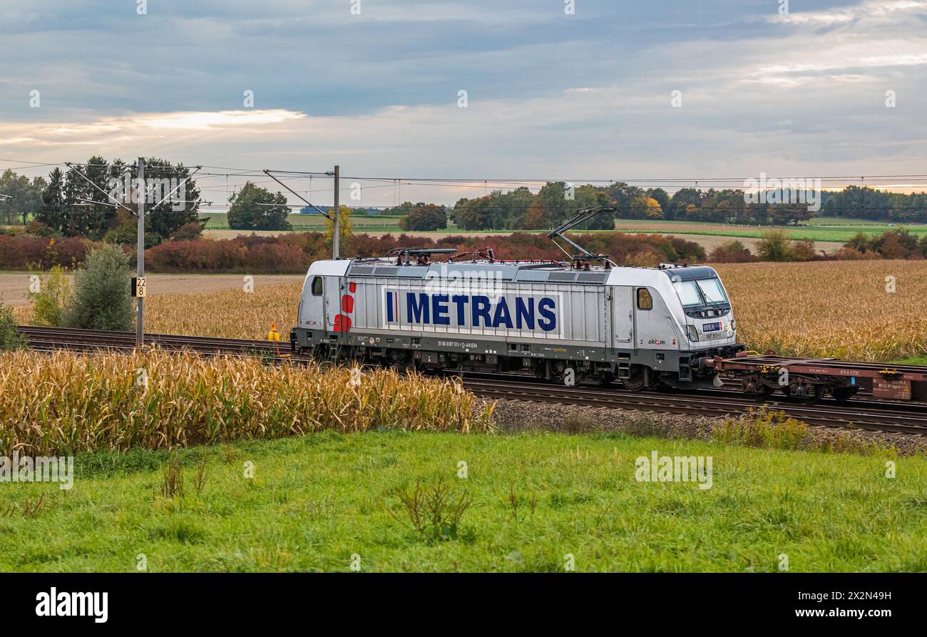 Eine Elektrolokomotive von Metrans vom Typ Bombardier Traxx AC3 zieht auf dem Bahnnetz der Deutschen Bahn einen Güterzug. (Hebertshausen, Deutschland, Foto Stock