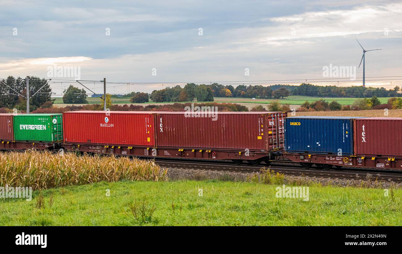 Verschiedene Schiffscontainer, unter anderem einer der firma Evergreen, werden auf einem Güterzug auf der Bahnstrecke zwischen München und Nürnberg du Foto Stock