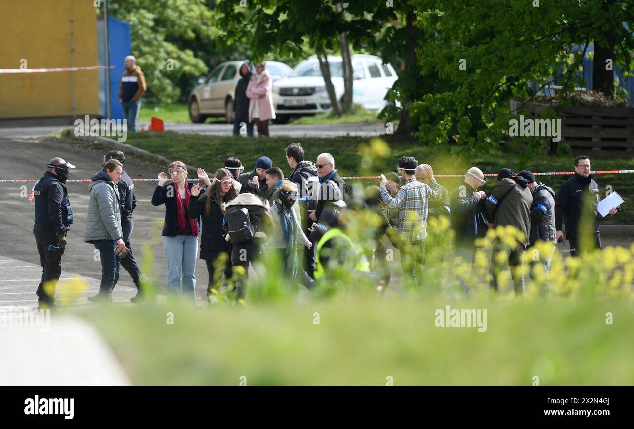 Usti nad Labem, Repubblica Ceca. 23 aprile 2024. Esercitazione universitaria - simulazione di un attacco armato al campus, ha avuto luogo in un campus della Jan Evangelista Purkyne University di Usti nad Labem, Repubblica Ceca, 23 aprile 2024. Crediti: Jan Stastny/CTK Photo/Alamy Live News Foto Stock