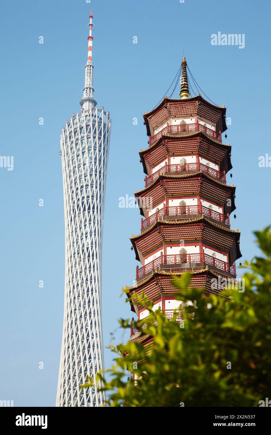 GUANGZHOU - 23 novembre: Canton Tower e Pagoda dei Fiori del Tempio dei sei alberi di Banyan, 23 novembre 2011, Guangzhou, Cina. Tempio di sei alberi di Banyan Foto Stock