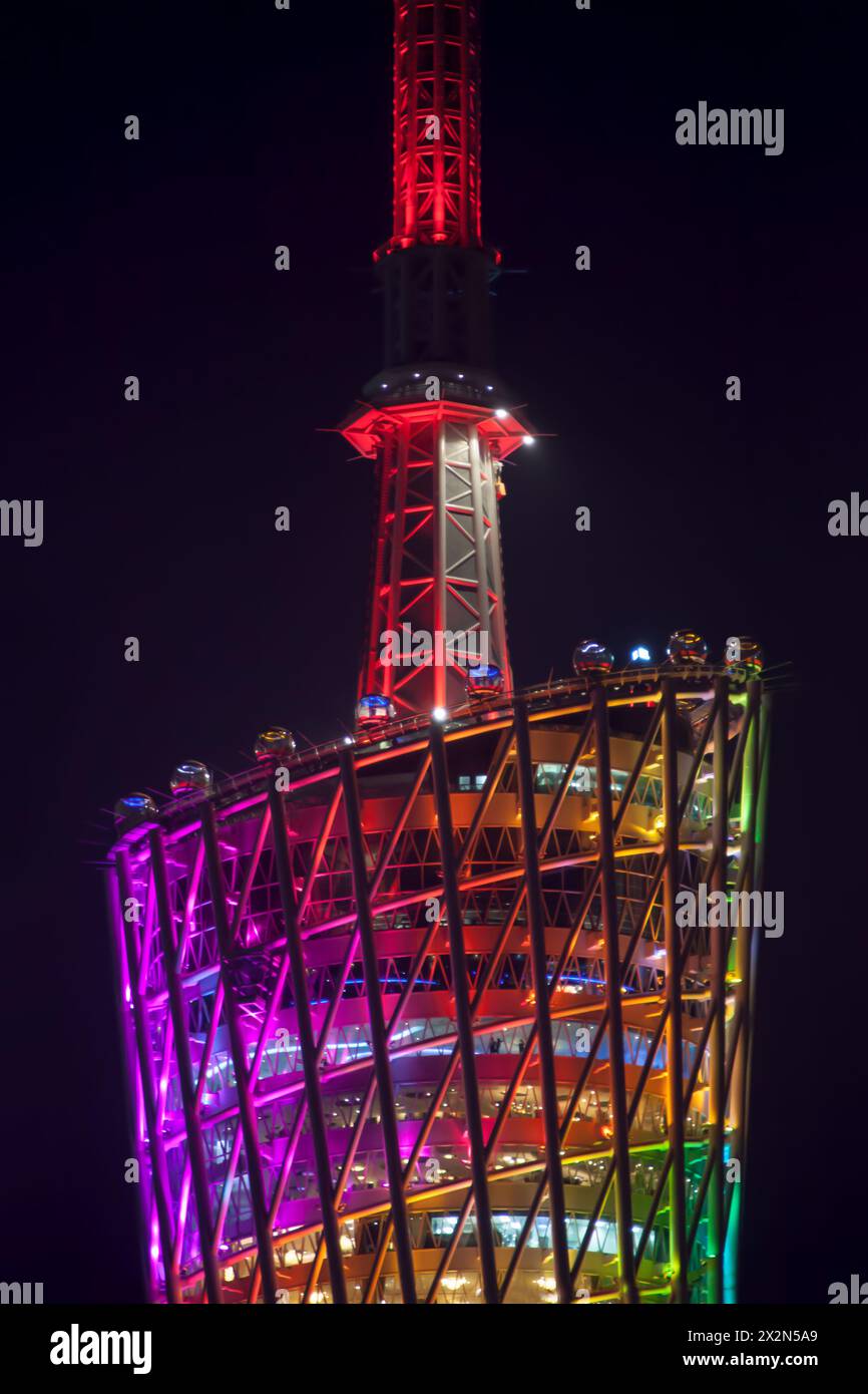 GUANGZHOU - 23 novembre: Parte superiore della torre della televisione di notte, 23 novembre 2011, Guangzhou, Cina. Zona superiore che ospita varie funzioni tecniche - rotatina a due piani Foto Stock