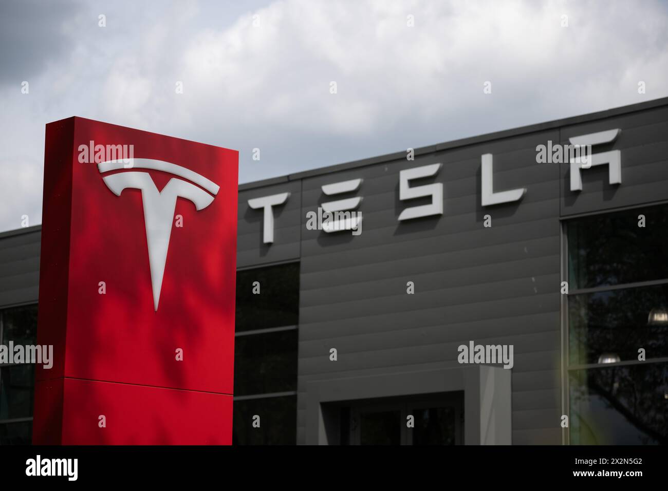 Berlino, Germania. 23 aprile 2024. Il logo Tesla su una concessionaria. Il produttore di auto Tesla presenta i dati aziendali relativi all'ultimo trimestre dopo un calo delle consegne. Crediti: Sebastian Christoph Gollnow/dpa/Alamy Live News Foto Stock