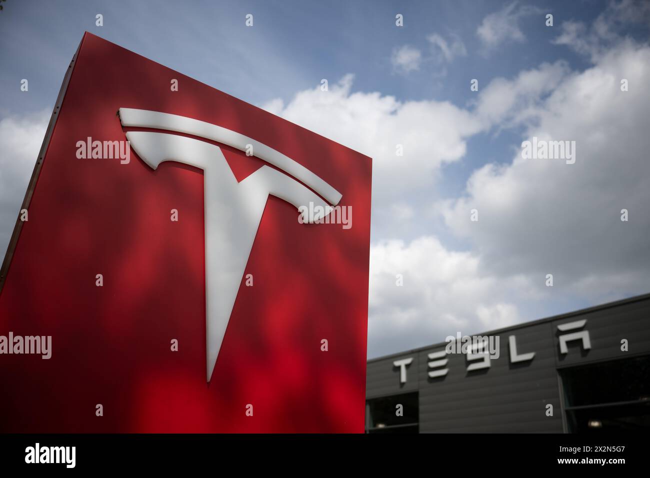 Berlino, Germania. 23 aprile 2024. Il logo Tesla su una concessionaria. Il produttore di auto Tesla presenta i dati aziendali relativi all'ultimo trimestre dopo un calo delle consegne. Crediti: Sebastian Christoph Gollnow/dpa/Alamy Live News Foto Stock