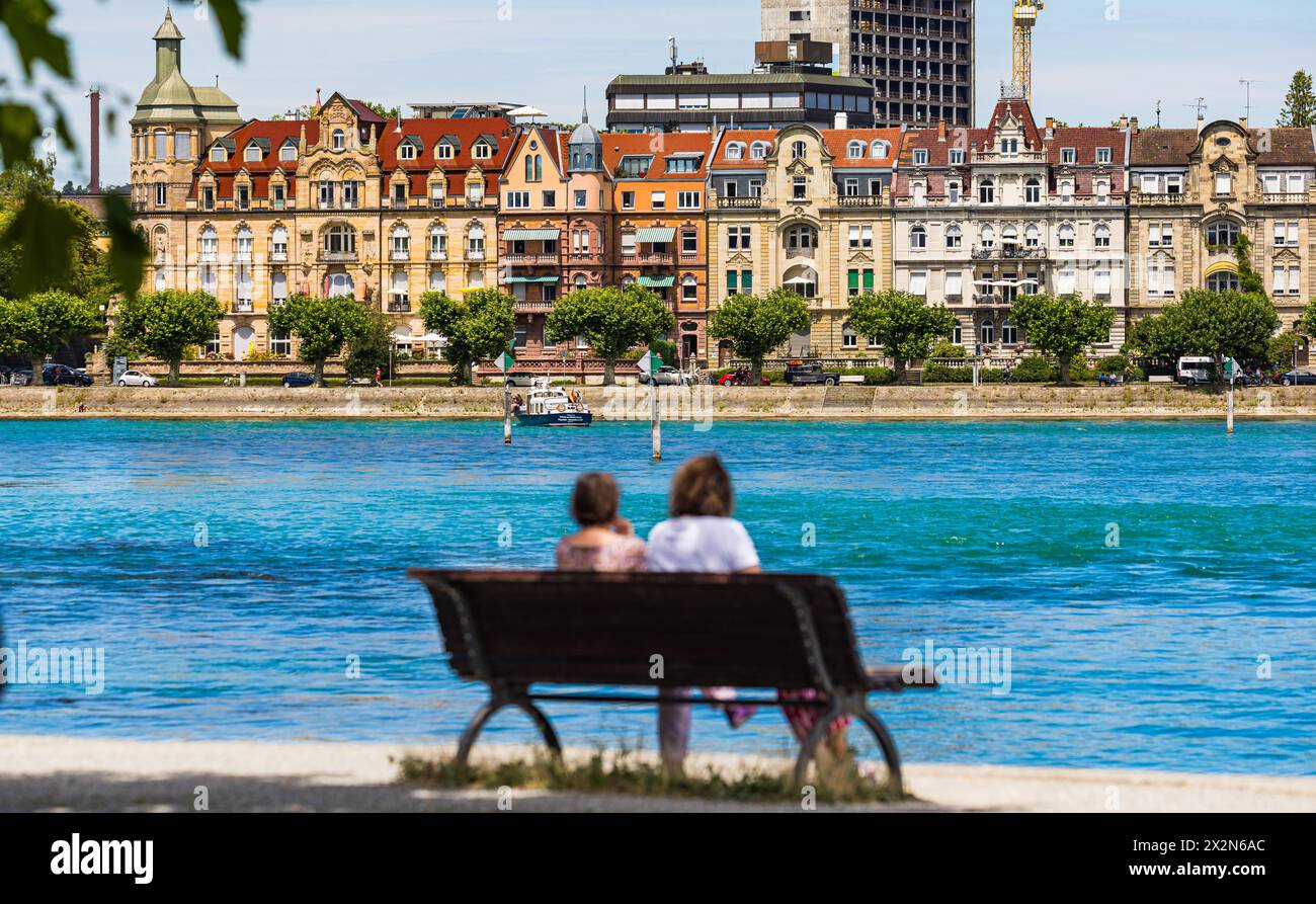 Zwei Personen geniessen auf einer Sitzbank die freie Zeit am Bodensee. (Costanza, Germania, 13.07.2022) Foto Stock