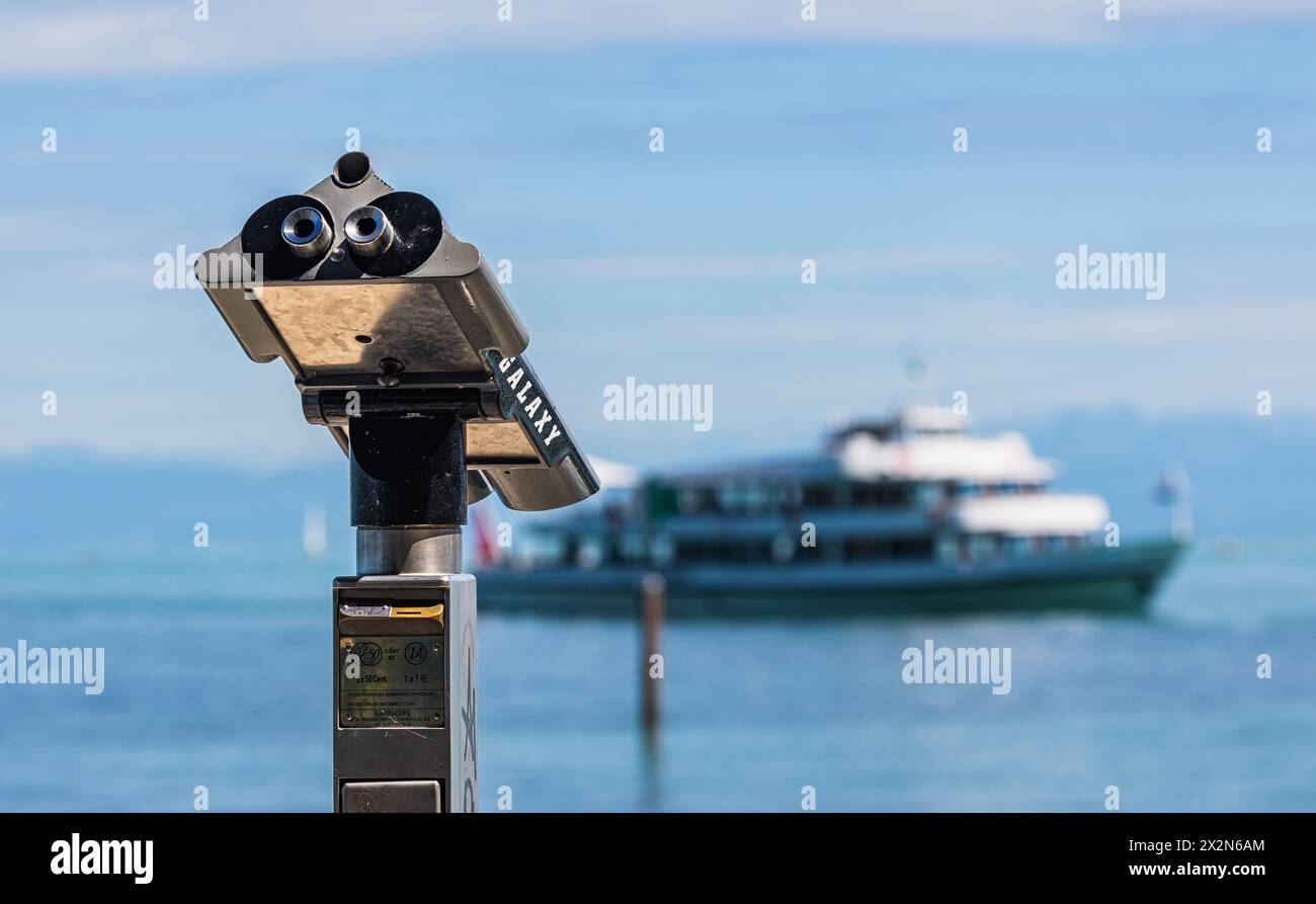 Ein Teleskop ist auf den Bodensee hinausgerichtet, wo gerade die MS St. Gallen in den Hafen von Konstanz einfährt. (Costanza, Germania, 13.07.2022) Foto Stock