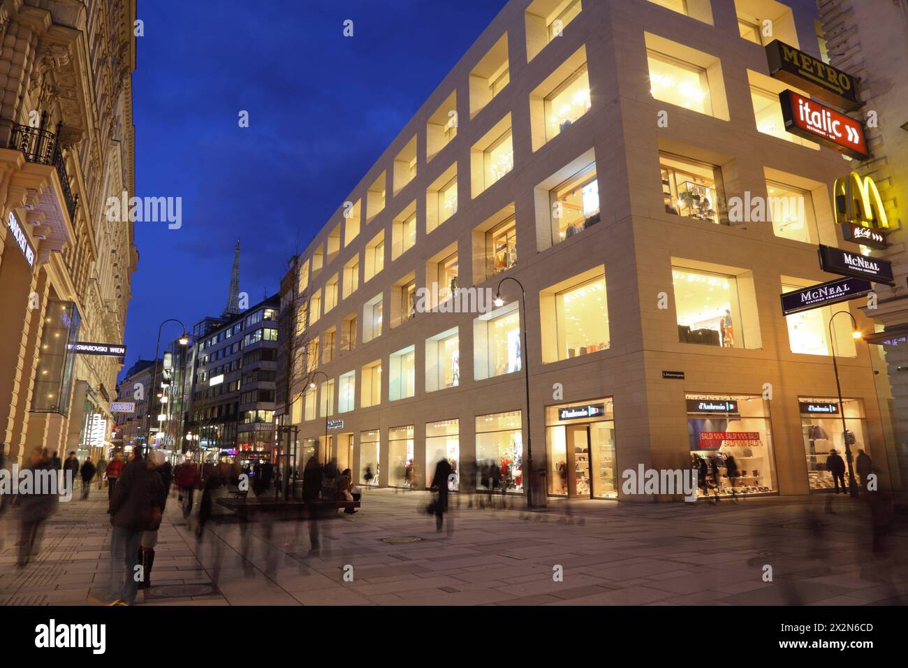 VIENNA- FEB 20: Strada pedonale principale Kartner Strasse di notte il 20 febbraio 2012 a Vienna, Austria. Kartner Strasse Street ha negozi con molti negozi Foto Stock