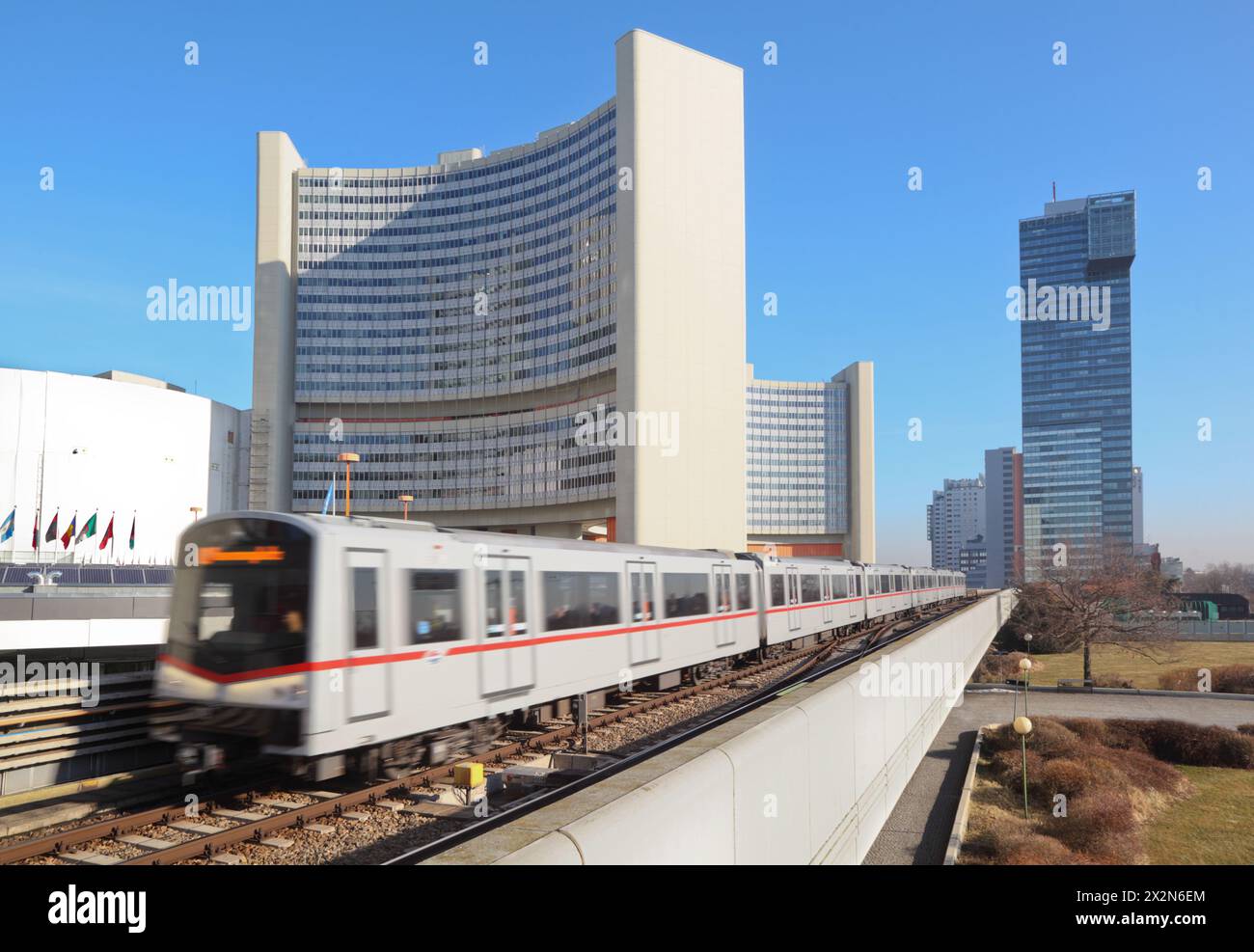 Treno vicino all'edificio delle Nazioni Unite a Vienna, Austria. Foto Stock