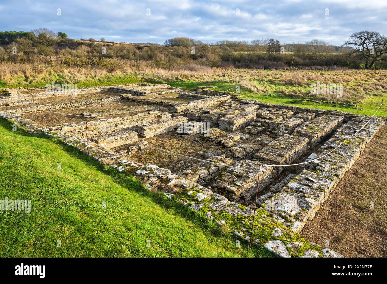 Resti della North Leigh Roman Villa, una villa con cortile romano, sulle rive del fiume Evenlode nell'Oxfordshire, Inghilterra, Regno Unito Foto Stock