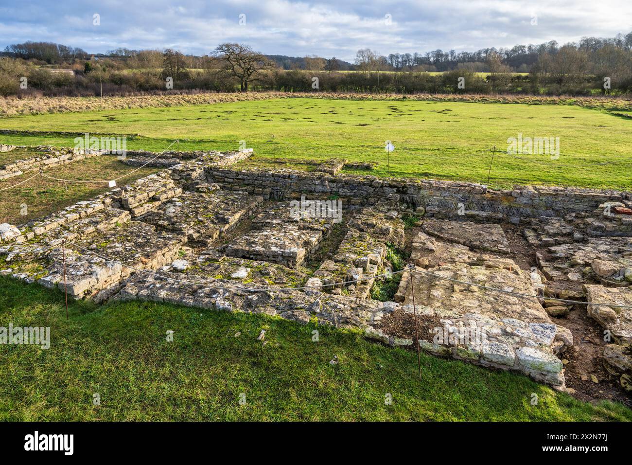 Resti della North Leigh Roman Villa, una villa con cortile romano, sulle rive del fiume Evenlode nell'Oxfordshire, Inghilterra, Regno Unito Foto Stock