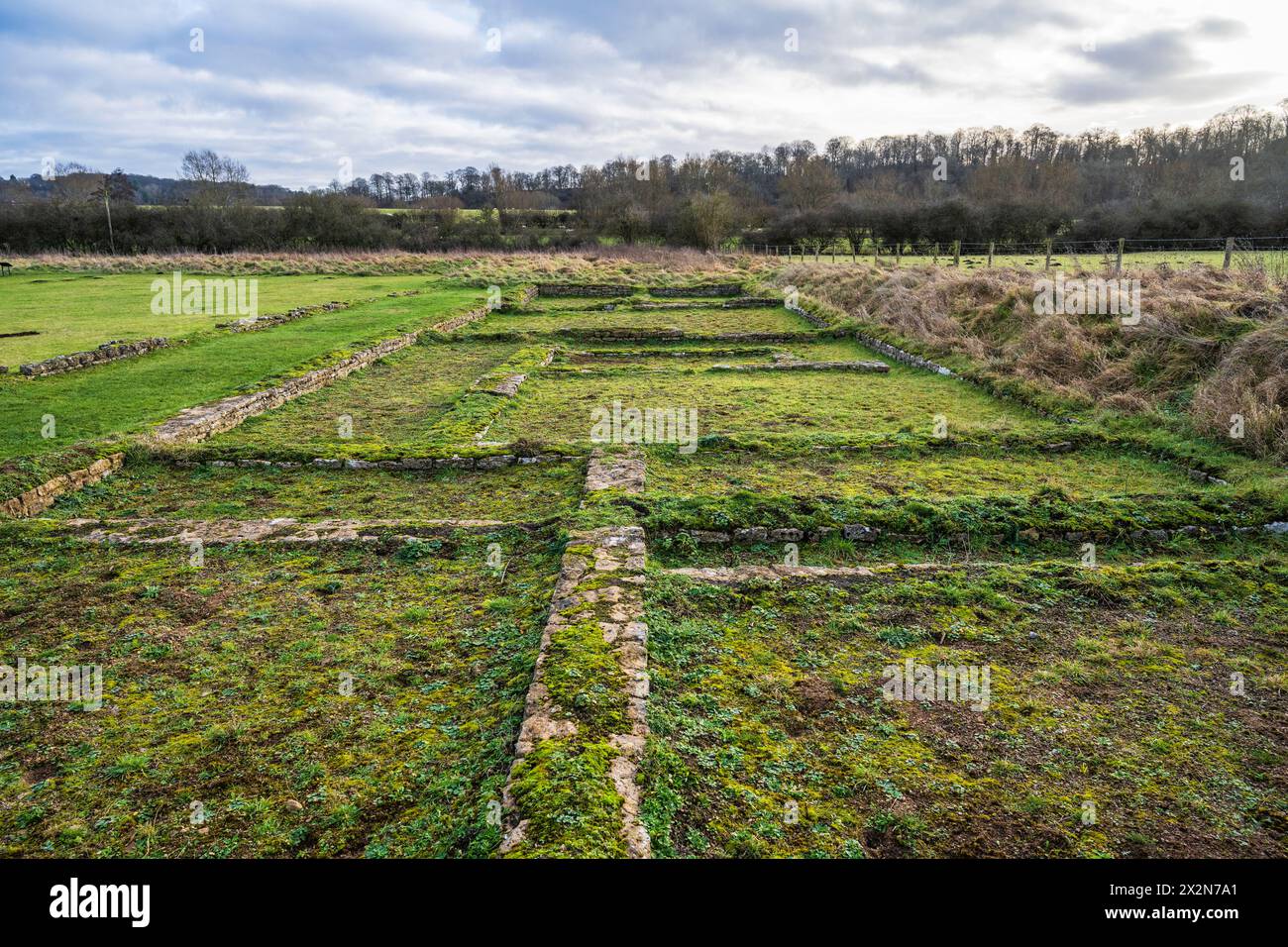 Resti della North Leigh Roman Villa, una villa con cortile romano, sulle rive del fiume Evenlode nell'Oxfordshire, Inghilterra, Regno Unito Foto Stock
