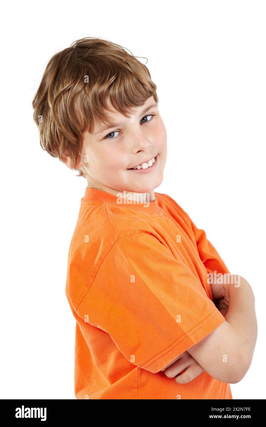 Sorridente ragazzo con t-shirt arancione con braccia ripiegate, è semitrasparito Foto Stock