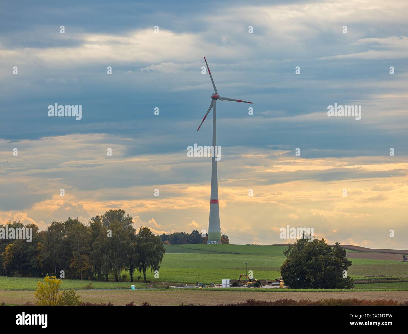Eine Windkraftanlage im Freistaat Bayern sorgt dafür, dass einige Haushalte erneuerbare energie erhalten. (Hebertshausen, Deutschland, 10.10.2022) Foto Stock