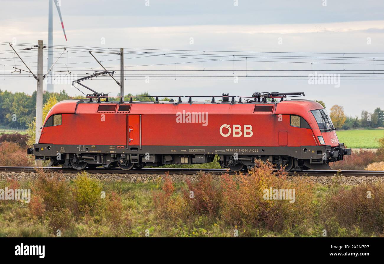 Eine Siemens ES64U2, auch bekannt als ÖBB Taurus, auf der Bahnstrecke München Richtung Nürnberg. (Hebertshausen, Deutschland, 10.10.2022) Foto Stock