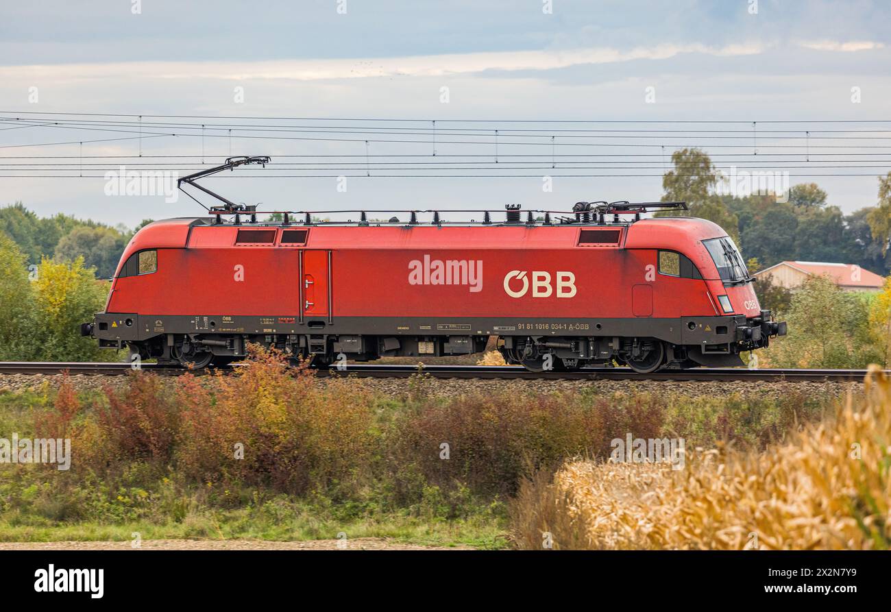 Eine Siemens ES64U2, auch bekannt als ÖBB Taurus, auf der Bahnstrecke München Richtung Nürnberg. (Hebertshausen, Deutschland, 10.10.2022) Foto Stock