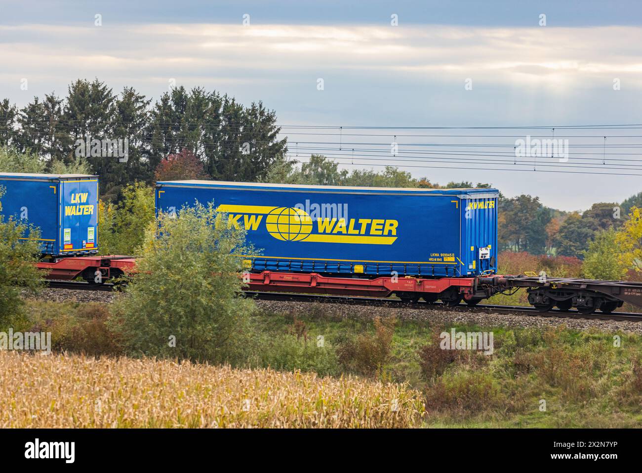 Die firma LKW Walter Hat ihre Anhänger auf einen Zug verladen, diese werden suon damit transportiert. Hier gerade auf der Zugsstrecke zwischen München Foto Stock