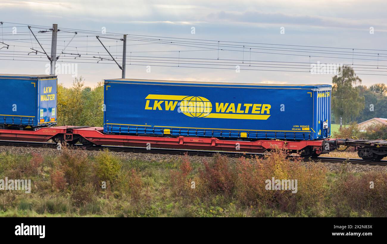 Die firma LKW Walter Hat ihre Anhänger auf einen Zug verladen, diese werden suon damit transportiert. Hier gerade auf der Zugsstrecke zwischen München Foto Stock