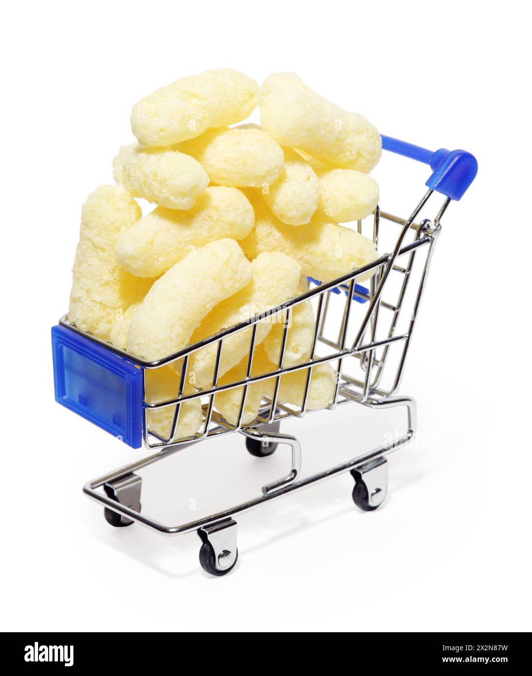 Gustosi bastoncini gialli di mais dolce nel carrello della spesa isolati su sfondo bianco. Foto Stock