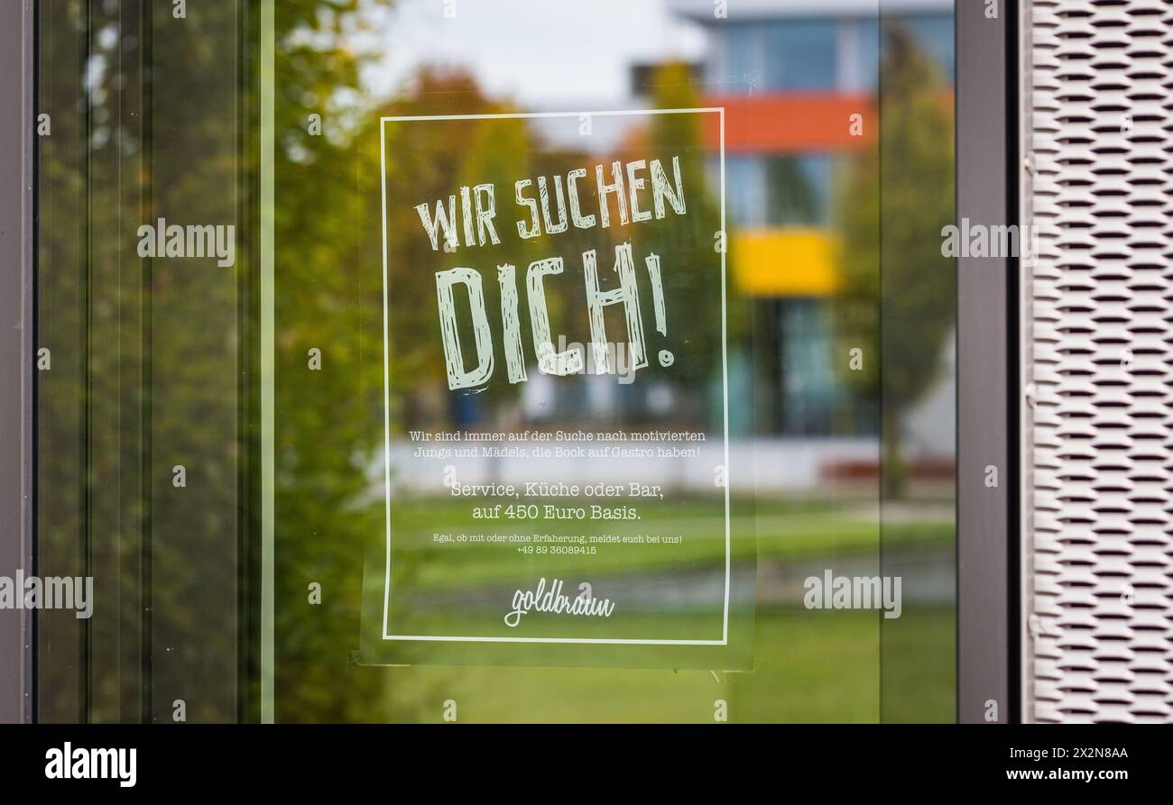 BEI einem Restaurant auf dem Forschungscampus in Garching Wird Personal gesucht. WIR suchen Dich! Steht auf der Fensterscheibe des Lokals. (Garching Foto Stock