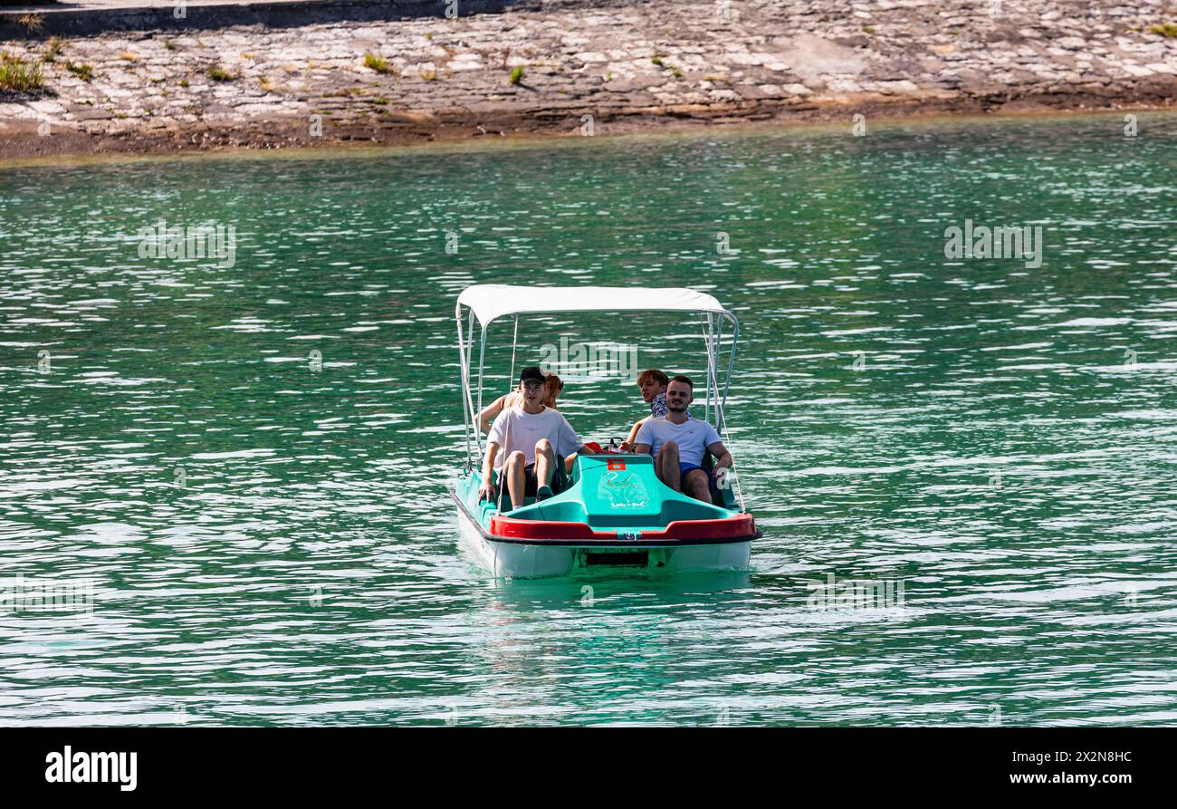 Auf den Bodensee fahren vier junge Männer mit einem gemieteteten Tretboot. (Costanza, Germania, 13.07.2022) Foto Stock