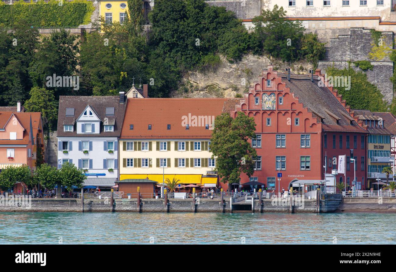 Entlang des Bodensees und den farbenfrohen mittelalterlichen Häuser geht in Meersburg eine Promenade die gut besucht ist. (Meersburg, Deutschland, 13. Foto Stock