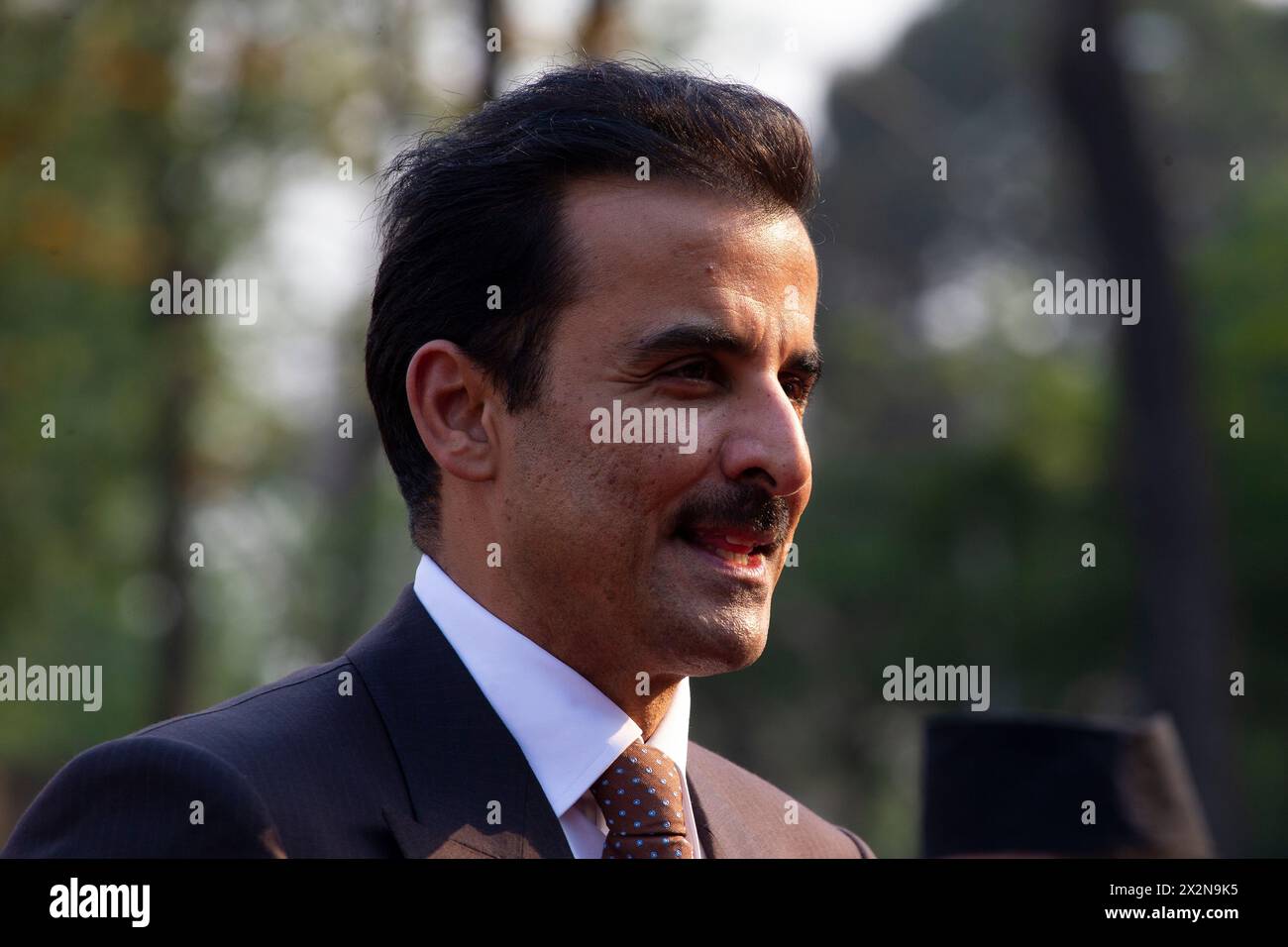 Il 23 aprile 2024, a Kathmandu, Nepal. L'emiro del Qatar, "Sheikh Tamim bin Hamad al-Thani", è raffigurato durante il suo arrivo al terminal VVIP dell'aeroporto internazionale di Tribhuvan (TIA). L'emiro al-Thani arriva in Nepal per una visita di stato di due giorni su invito del presidente del Nepal, "Ramchandra Paudel". Secondo il Ministero degli Esteri, l'Emiro al-Thani dovrebbe tenere un incontro bilaterale con il primo ministro del Nepal, "Pushpa Kamal Dahal (Prachanda), dove entrambi i leader saranno testimoni della cerimonia di firma di accordi bilaterali e memorandum d'intesa che si concentrano sul de Foto Stock