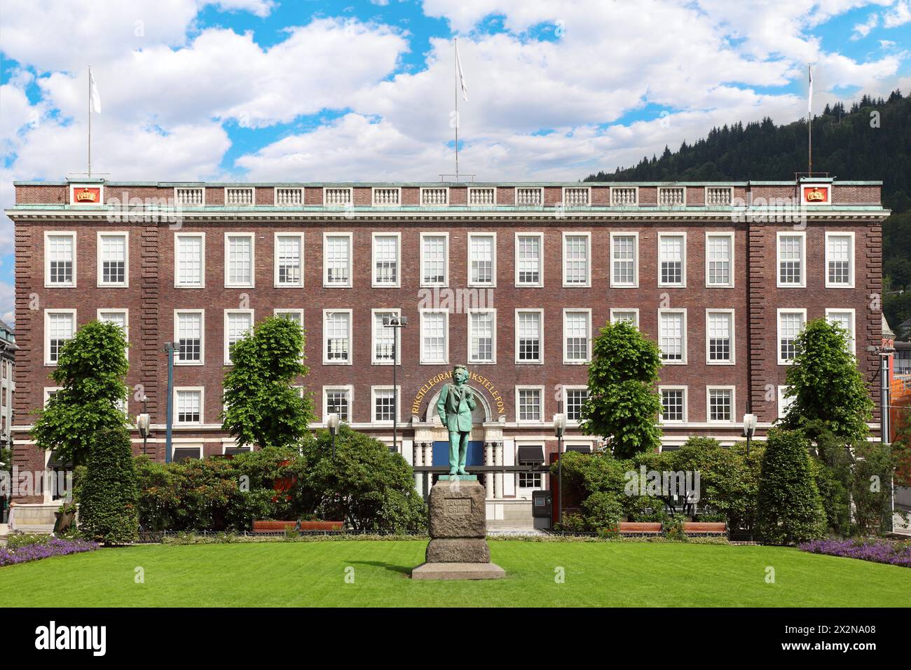 Monumento di Eduard Gries sul campo erboso di fronte all'edificio del telegrafo a Bergen, Norvegia Foto Stock