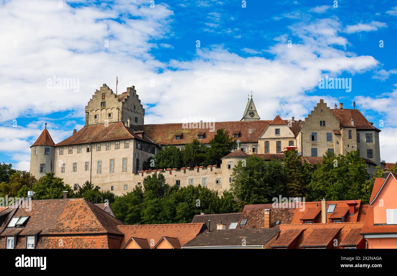 Oberhalb, der malerischen Altstadt mit den farbenfrohen Häuser am Ufer des Bodensees, liegt die Burg Meersburg mit Blick auf den Bodensee. (Meersburg, Foto Stock