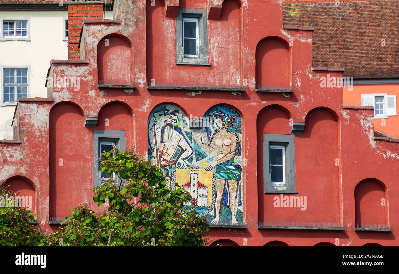 Wandmalerei auf einem alten Gebäude an der Seepromenade a Meersburg am Bodensee. (Meersburg, Deutschland, 13.07.2022) Foto Stock
