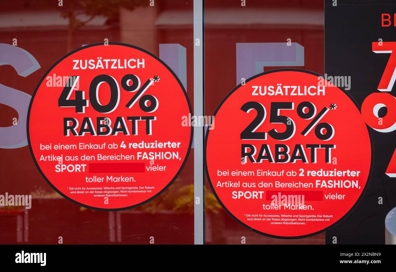 Rabatt bekommen Kunden bei Karstadt - es ist finaler sale. (Friburgo in Brisgovia, Deutschland, 07.08.2022) Foto Stock