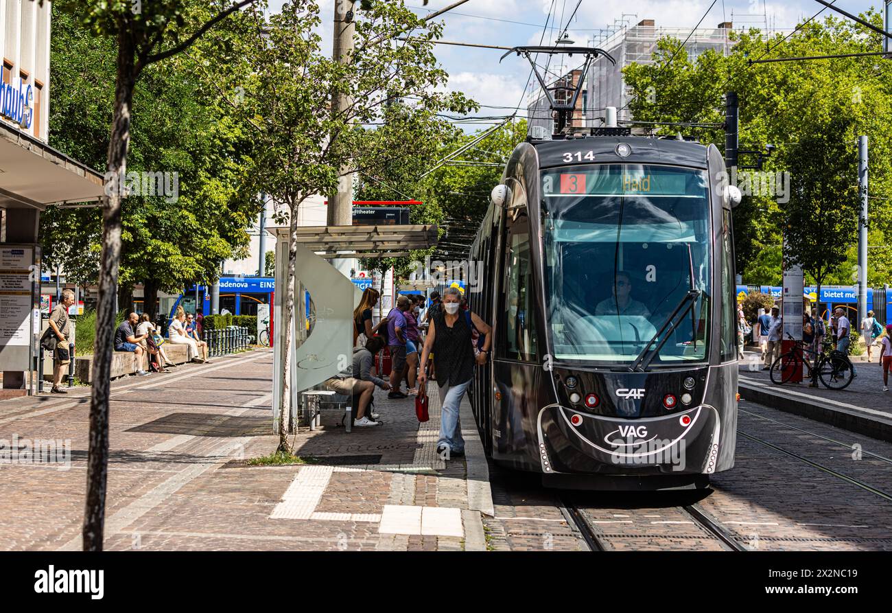 Eine Strassenbahn der Linie 3 steht an der Haltestelle Stadttheater und lässt Fahrgäste aus- und einstein igen. (Friburgo in Breisgau, Deutschland, 07,08 Foto Stock