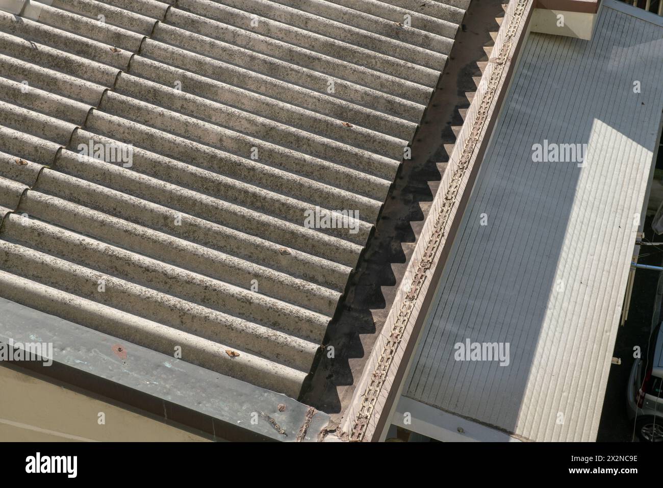 Tetto corrugato in cemento, con telaio anteriore e canalina per collegare il pannello anteriore al tetto dell'abitazione. simile all'amianto con amianto all'interno. il Foto Stock