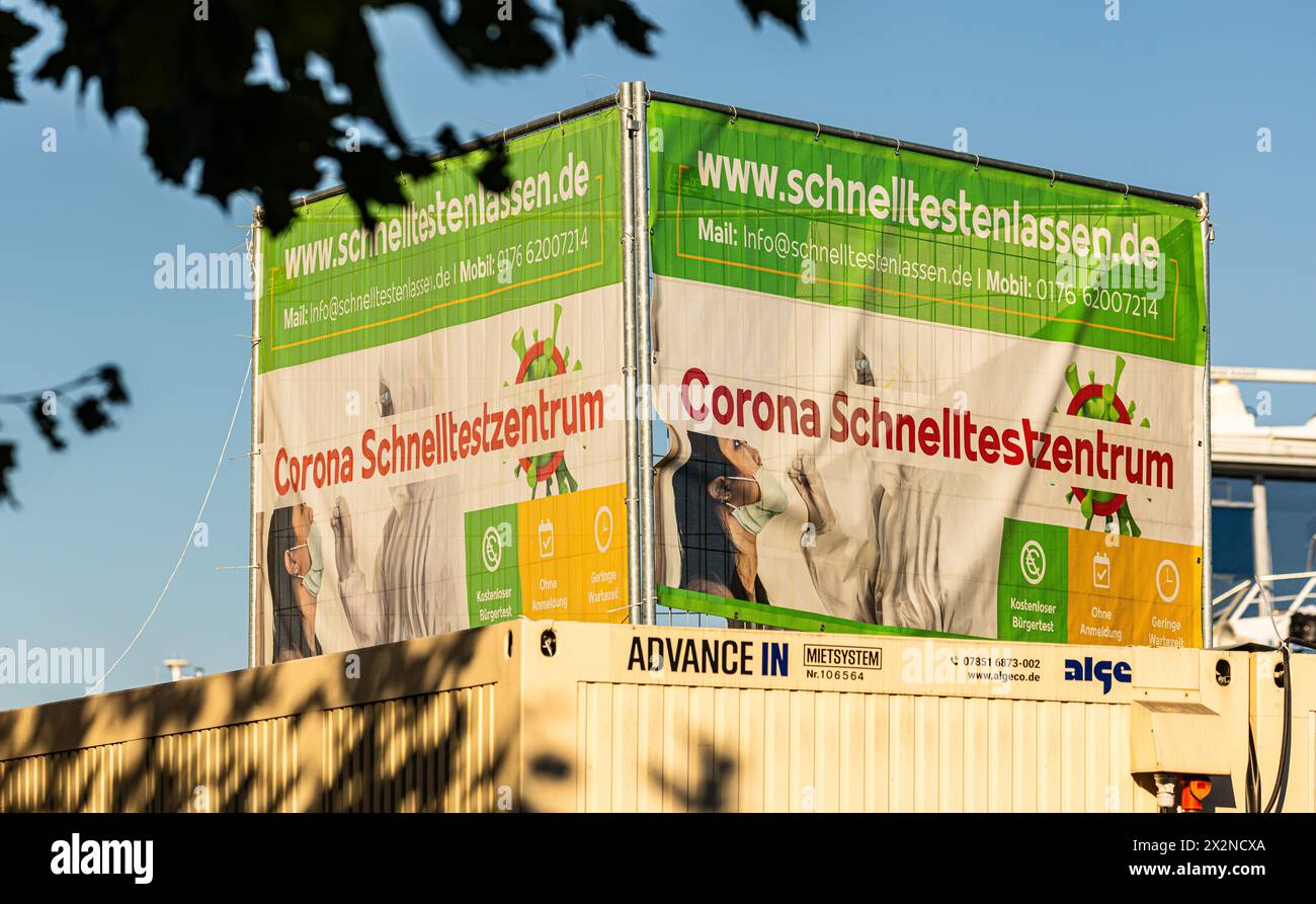 Ein Corona-Schnelltestzentrum beim Hafen von Friedrichshafen am Bodensee. (Friedrichshafen, Deutschland, 21.08.2022) Foto Stock