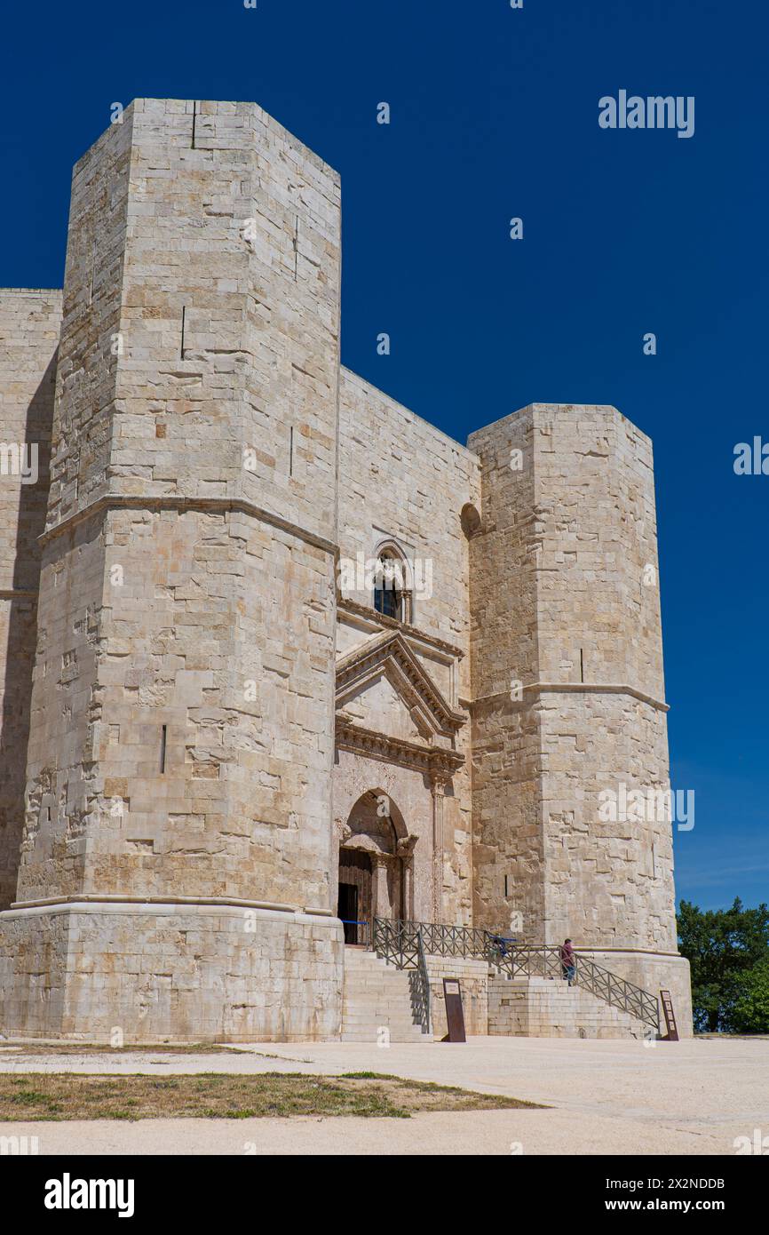 Vista di Castel del Monte, il famoso castello costruito dall'imperatore del Sacro Romano Impero Federico II, sito Patrimonio dell'Umanità dal 1996. Foto Stock