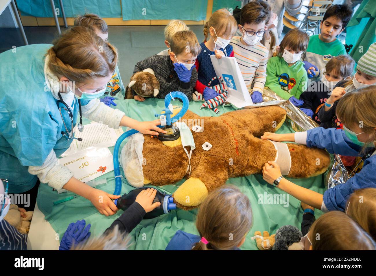 20 Jahre Teddy-Krankenhaus Das Teddy-Krankenhaus öffnet in Dieser Woche 23. bis 25. Aprile AM Universitätsklinikum Carl Gustav Carus Dresden Wieder Seine Türen. Studierende der Medizinischen Fakultät an der tu Dresden organisieren zum 20. Mal das beliebte Teddy-Krankenhaus. Die idee: Wenn Kinder spielerisch erfahren, was bei einem Arztbesuch passiert, haben sie weniger Angst, wenn sie Selbst mal krank sind. Die Medizinstudierenden wiederum erfahren in der Praxis, wie sie medizinisch komplizierte Sachverhalte einfach und verständlich kommunizieren. Bis zu 20,000 Kinder aus Dresden und Umgebung h Foto Stock