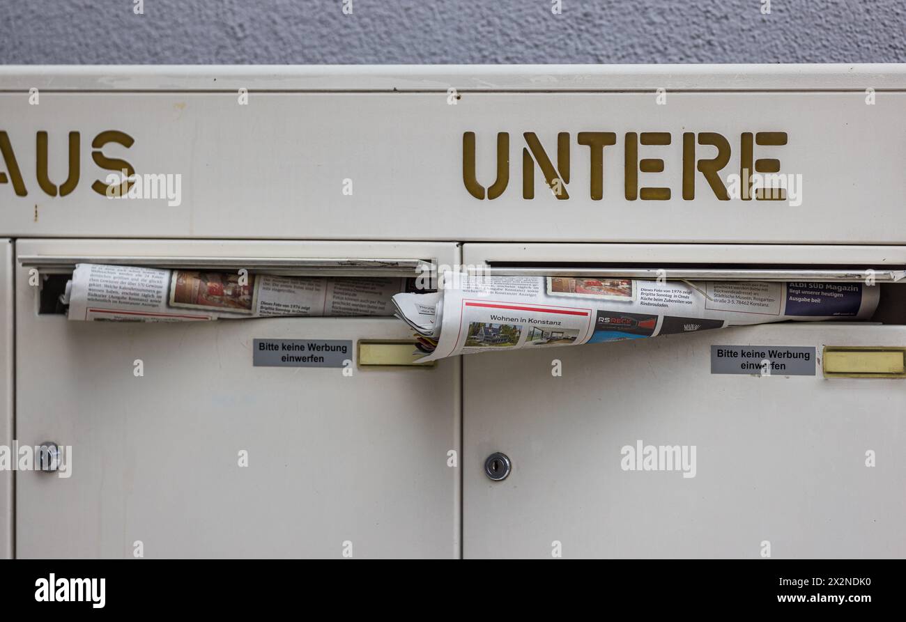 Hausbriefkästen bei einem Haus a Costanza. Zeitungen wurden geliefert. Auf einem Briefkasten steht 'Bitte keine Werbung'. (Costanza, Germania, 20. Foto Stock