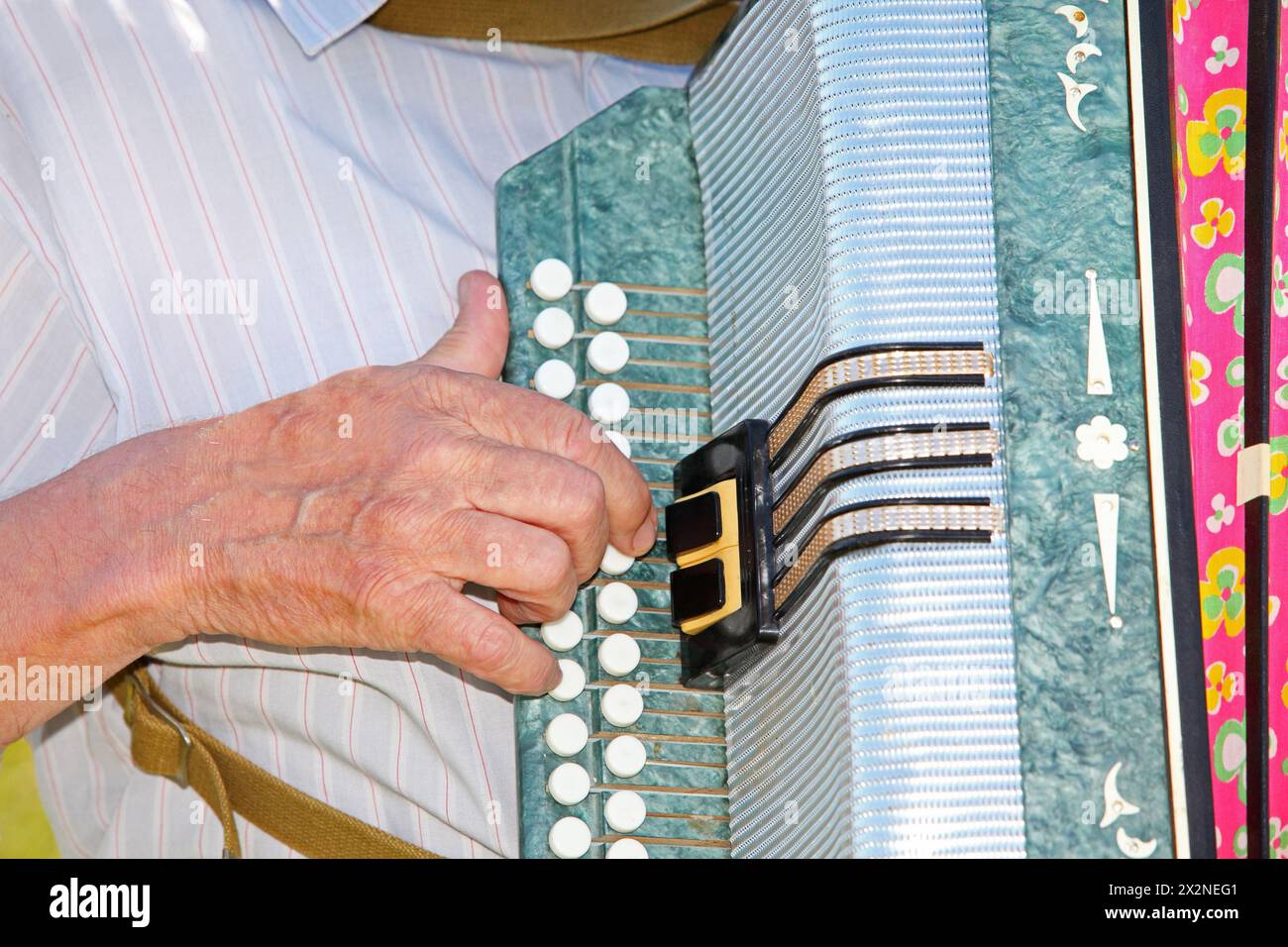 Il nonno gioca alla fisarmonica, primo piano Foto Stock