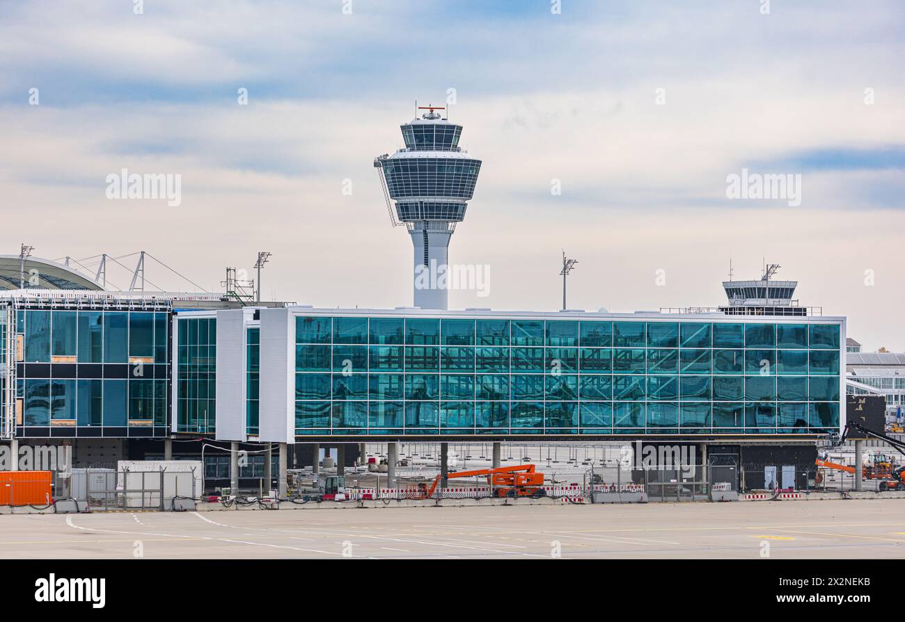 Blick zum Kontrollturm des Flughafen München im Erdingermoos. (München, Deutschland, 09.10.2022) Foto Stock