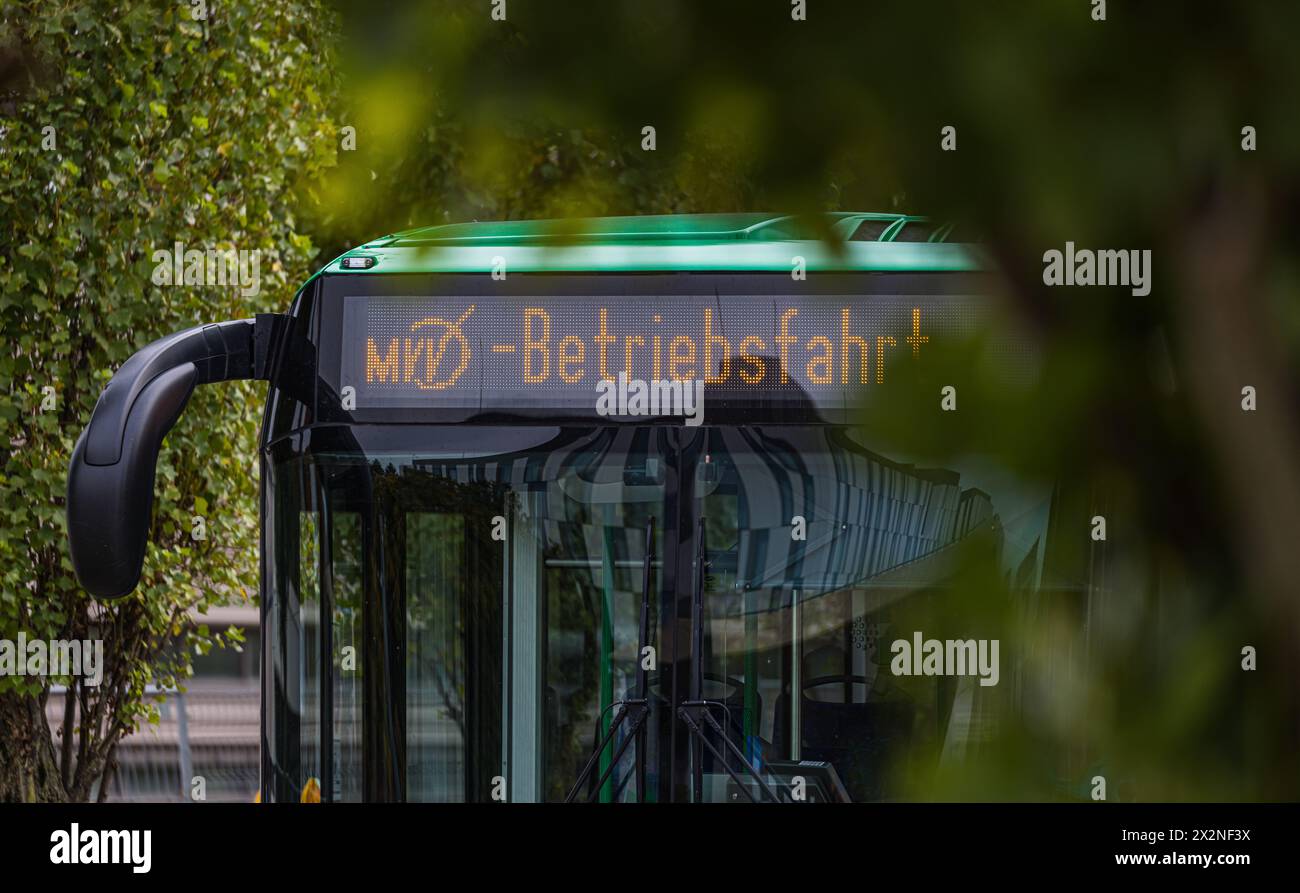 Ein Bus des Münchner Verkehrs- und Tarifverbund (MVV) ist auf einer Betriebsfahrt. (Garching B. München, Deutschland, 09.10.2022) Foto Stock