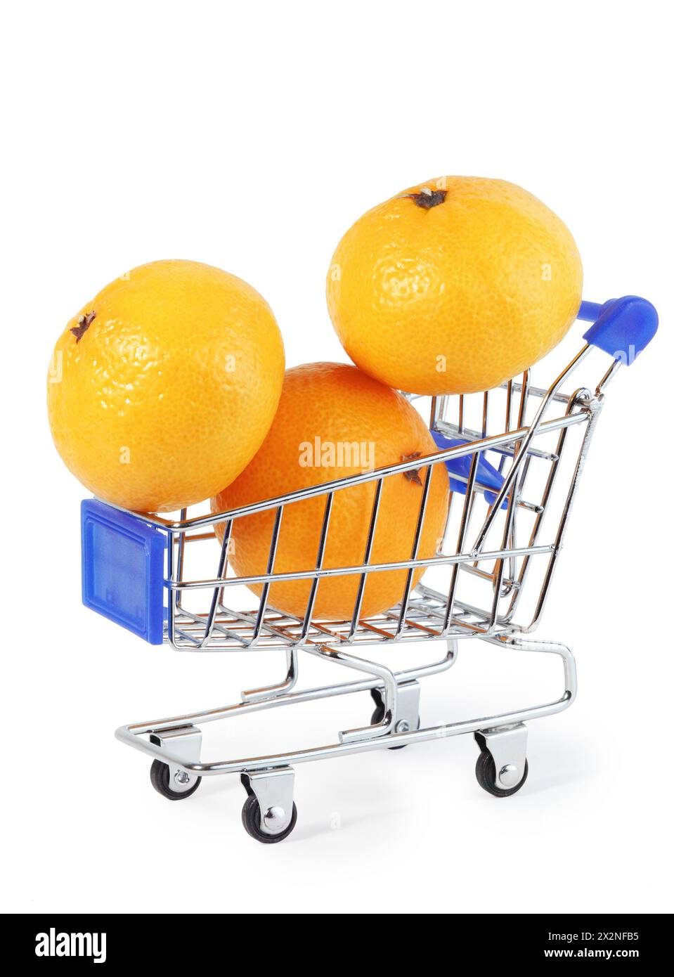Piccolo carrello con tre mandarini arancioni isolati su sfondo bianco. Foto Stock