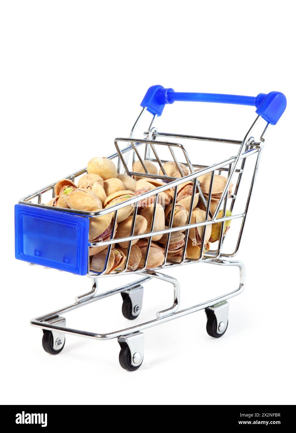 Piccolo carrello con pistacchi isolati su sfondo bianco. Foto Stock