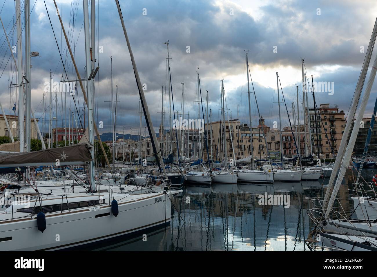 Barche nel porto di Palermo Foto Stock
