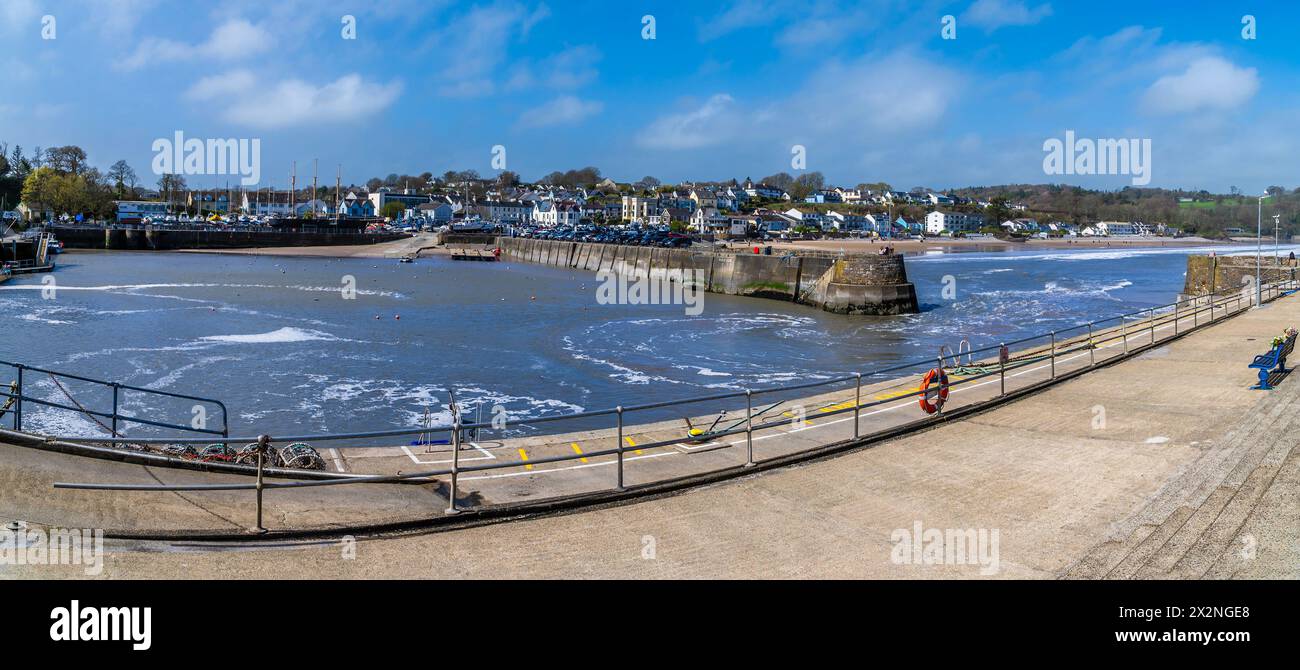 Una vista panoramica dalle mura esterne del porto verso il villaggio di Saundersfoot, Galles, in una luminosa giornata primaverile Foto Stock