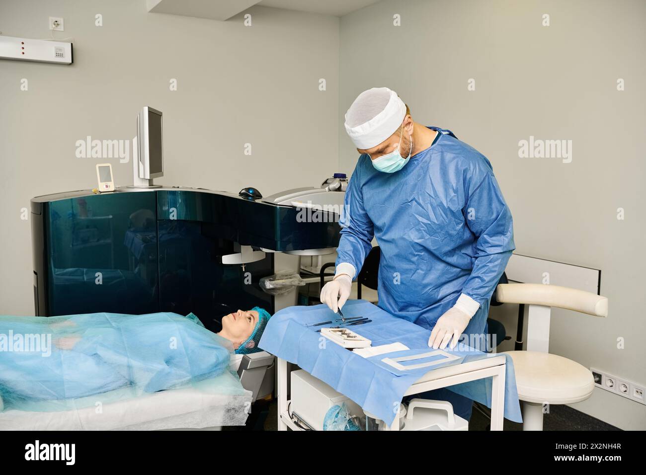 Una persona in piedi in una stanza d'ospedale, che si prende cura di qualcuno in un letto. Foto Stock